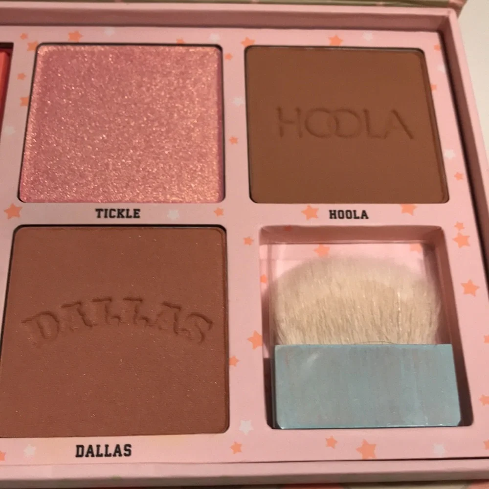 Benefit- Cheekleaders pink squad blush,bronze and highlight palette NEW - Picture 5 of 12